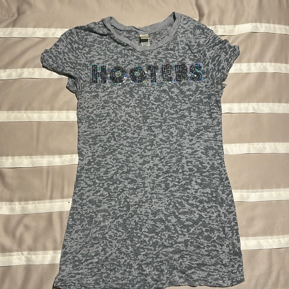 Hooters tshirt